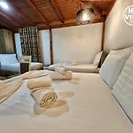 Hk Is A Cozy And Welcoming House In The Heart Of It Offers Comfortable Accommodation,free Public Parking Nearby,and Breakfast Included,ensuring A Peaceful And Relaxing For Guests Krujë