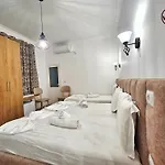 Hk Is A Cozy And Welcoming House In The Heart Of It Offers Comfortable Accommodation,free Public Parking Nearby,and Breakfast Included,ensuring A Peaceful And Relaxing For Guests Couette-café Krujë