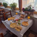 Hk Is A Cozy And Welcoming House In The Heart Of It Offers Comfortable Accommodation,free Public Parking Nearby,and Breakfast Included,ensuring A Peaceful And Relaxing For Guests Couette-café Krujë