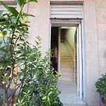 Hk Is A Cozy And Welcoming House In The Heart Of It Offers Comfortable Accommodation,free Public Parking Nearby,and Breakfast Included,ensuring A Peaceful And Relaxing For Guests Couette-café
