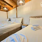 Hk Is A Cozy And Welcoming House In The Heart Of It Offers Comfortable Accommodation,free Public Parking Nearby,and Breakfast Included,ensuring A Peaceful And Relaxing For Guests Couette-café 3*