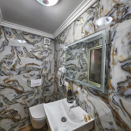 Hk- Is A Family-run Designed To Welcome Like Friends Located In The Heart Of Kruje,it Offers Comfort,peace,and Privacy To Make Feel Right At Enjoy Free Public Parking, Taxi Service,local Guides And A Traditional Breakfast Inclu 3* Krujë