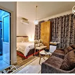 Hk Is A Cozy And Welcoming House In The Heart Of It Offers Comfortable Accommodation,free Public Parking Nearby,and Breakfast Included,ensuring A Peaceful And Relaxing For Guests 3*