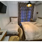 Hk Is A Cozy And Welcoming House In The Heart Of It Offers Comfortable Accommodation,free Public Parking Nearby,and Breakfast Included,ensuring A Peaceful And Relaxing For Guests 3* Krujë