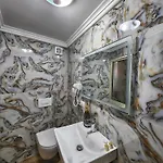 Hk Is A Cozy And Welcoming House In The Heart Of It Offers Comfortable Accommodation,free Public Parking Nearby,and Breakfast Included,ensuring A Peaceful And Relaxing For Guests 3* Krujë